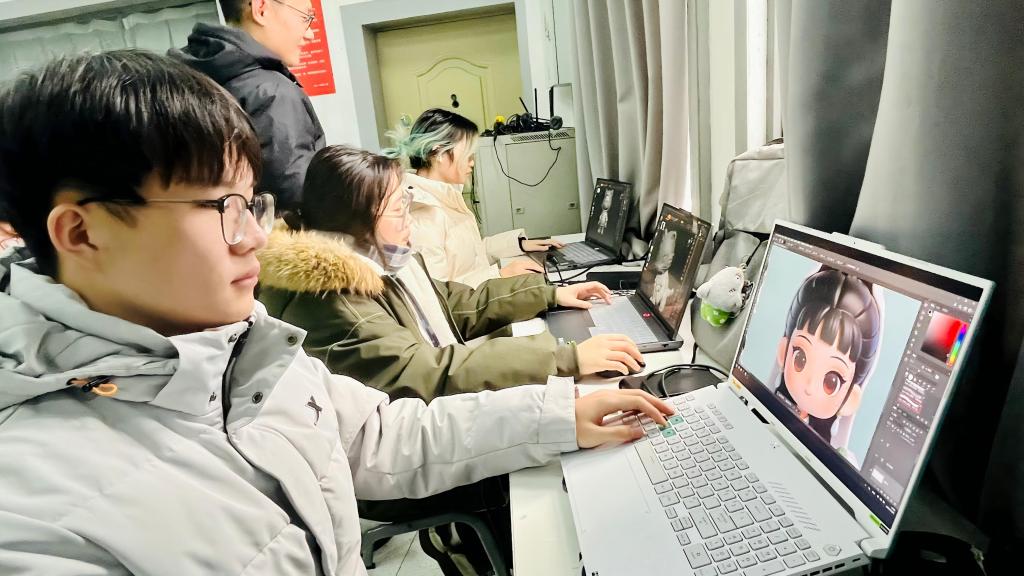 2銀！藝術(shù)設(shè)計(jì)學(xué)院在2025一帶一路暨金磚國家技能發(fā)展與技術(shù)創(chuàng)新大賽首屆數(shù)字IP衍生品設(shè)計(jì)與制造賽項(xiàng)決賽中斬獲佳績